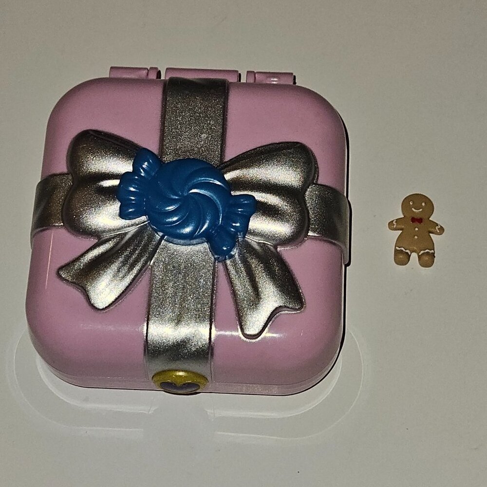 Polly Pocket Hidden Hideouts Candy Adventure Compact Gingerbread Man 2018 READ